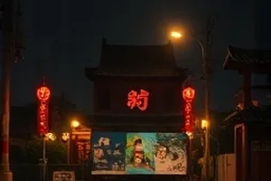 《逆风季》封面，骑行路线与城市天际线