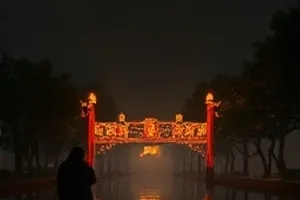 《春日缓行》封面，春日小镇与诊所窗景